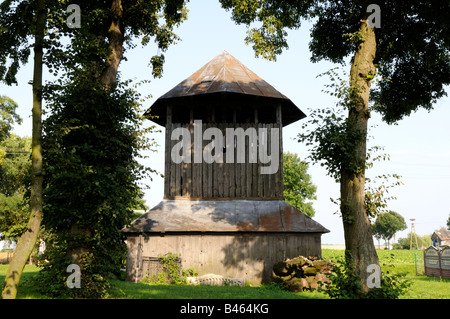 Legno vecchio campanile, Budynin, Regione Roztocze, Lublino voivodato, Tomaszów Lubelski County, Gmina Ulhowek, Polonia Foto Stock