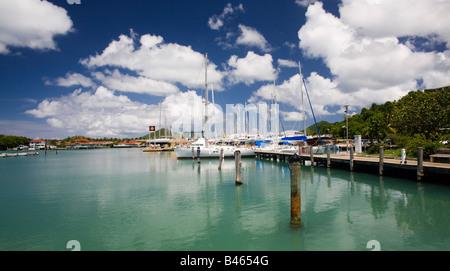 Yacht ormeggiati dalla Texaco la stazione di benzina in Jolly Harbour per l'isola dei Caraibi di Antigua, West Indies Foto Stock