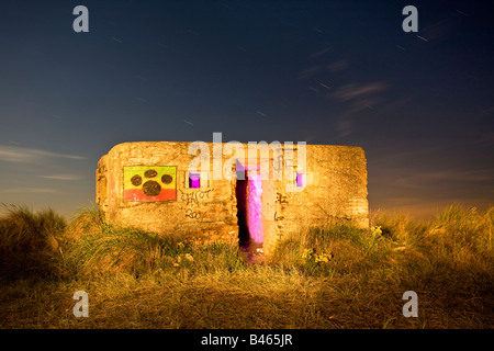 Vecchio WW2 scatola di pillole Fotografato di notte durante una lunga esposizione in campagna di Norfolk Foto Stock