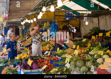 Frutta e verdura sul display di stallo del mercato Cambridge Cambs GB UK Foto Stock