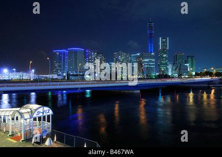 Vista dal mare Bus Terminal su Ponte Ohashi di Minatomirai 21, Yokohama JP Foto Stock