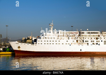 Atene Grecia barche nel trafficato porto del Pireo navi da crociera e traghetti Foto Stock