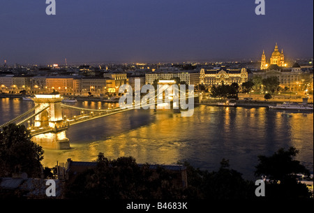 Catena di Budapest Ponte sul Fiume Danubio guardando verso il Gresham Palace (Four Seasons Hotel) e St Stephen Basilica Foto Stock