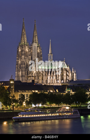 La cattedrale di Colonia sul Reno di notte Foto Stock