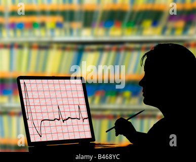 Controllo infermiere EKG sul computer portatile in biblioteca medica Foto Stock