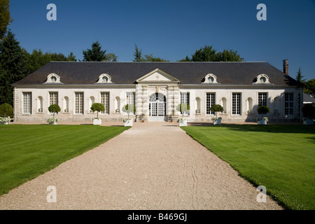 Vista l'Orangery dalla Pleasure Gardens Château de Cheverny della Valle della Loira in Francia Foto Stock