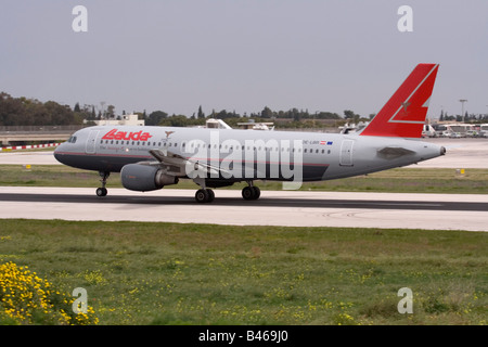 Lauda Airbus A320 di decollare da Malta. Lauda Air ha cessato le proprie attività nel 2013. Foto Stock