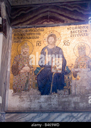 Turchia Istanbul interno del Museo Hagia Sophia che mostra l'Empress Zoe pannello a mosaico dipicting Gesù Cristo Foto Stock
