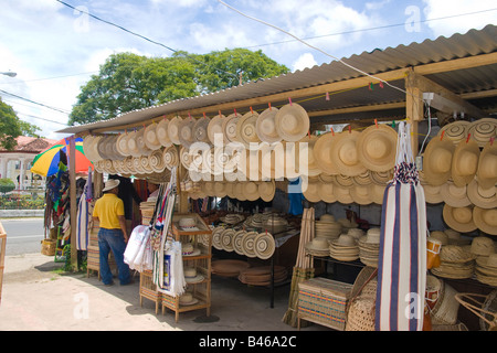 Cappelli panamense per vendita a Penonome del mercato pubblico. Provincia di Coclé, Repubblica di Panama, America centrale. Foto Stock