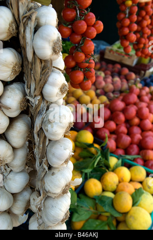 Aglio con altra frutta e verdura fresca, Sorrento, Riviera Napoletana, Italia Foto Stock