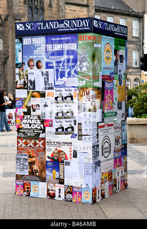 Edinburgh Fringe Festival , un cartello stradale con poster e volare le fatture per spettacoli , teatri , spettacoli & agisce Foto Stock