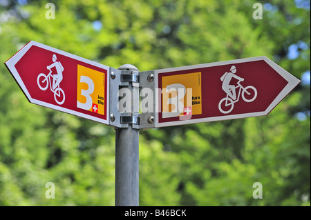 Seguire le indicazioni per un sentiero in bicicletta nel Giura, Svizzera Foto Stock