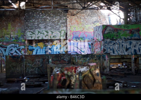 Un interno di un coperto di graffiti edificio abbandonato - il degrado urbano. Foto Stock