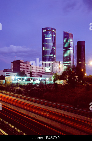 Quattro torri complesso. Vista notturna. Madrid. Spagna. Foto Stock