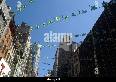 Bandiere brasiliano fly overhead a XXIV Edizione Brasile Day Festival in poco in Brasile in New York Foto Stock