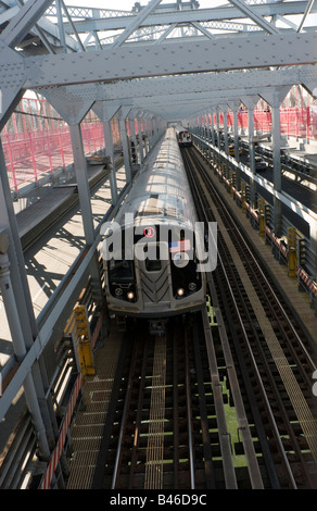 New York NY 17 settembre 2008 un legato di Brooklyn J treno sul Williamsburg Bridge Foto Stock