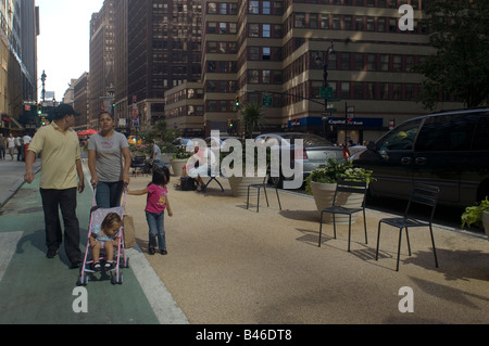 Esplanade pedonale su Broadway con tavoli e sedie e un bikeway da 42nd Street a Herald Square a New York Foto Stock