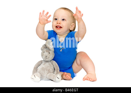 Carino baby boy tenendo un giocattolo bunny Foto Stock