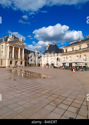 Vista della città di Digione, Francia, Place de la Libération Foto Stock