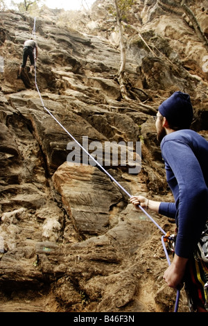 Due alpinisti sulla corda di assicurazione una holding e una scalata Nepal Foto Stock