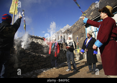 Gli stranieri e etnico tibetano in Nepal celebrare Losar, il periodo del nuovo anno tibetano, in Langtang Himalaya Foto Stock