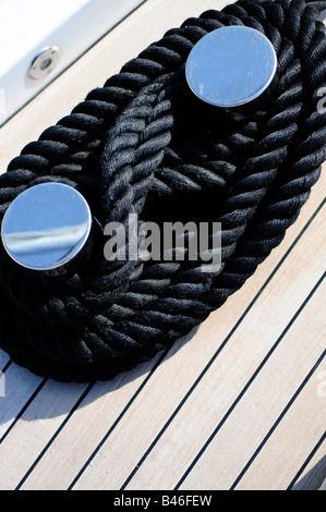 Corda nera sul ponte di un super yacht. Foto di Patrick patricksteel in acciaio Foto Stock