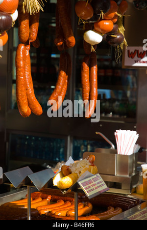 Salsicce di stand di piazza Venceslao a Praga Repubblica Ceca Europa Foto Stock