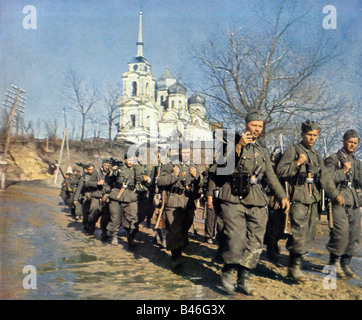 La fanteria della Wehrmacht anticipo Esercito Tedesco granatieri marciare in avanti sul Fronte Orientale in campagna russa in WW II Foto Stock