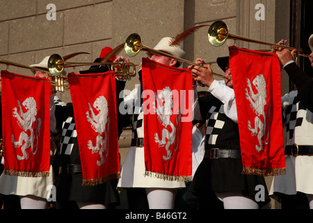 Trombettieri medievali in processione Foto Stock