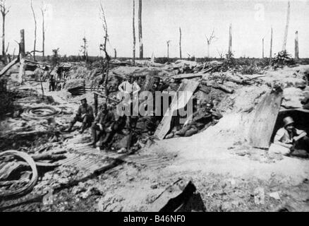 Eventi, Prima guerra mondiale / prima guerra mondiale, fronte occidentale, rifugi tedeschi nella foresta di Ploegsteert vicino Ypres, Belgio, circa 1917, Foto Stock