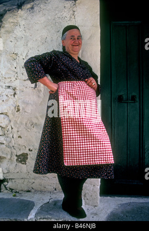 1, una donna greca, greco, donna donna adulta, donna matura, donna anziana, città di Metsovo, Metsovo, regione Epiro, montagne di Pindo, Grecia, Europa Foto Stock