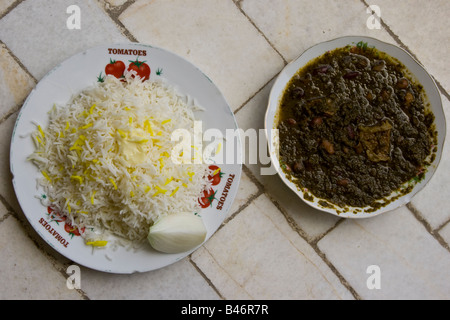 Sabzi Qormeh Khoresht stufato con riso cibo iraniano in un ristorante di Nain Iran Foto Stock