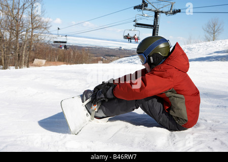 Ragazzo sulla collina di sci con lo snowboard, Blue Mountain, Collingwood, Ontario, Canada Foto Stock