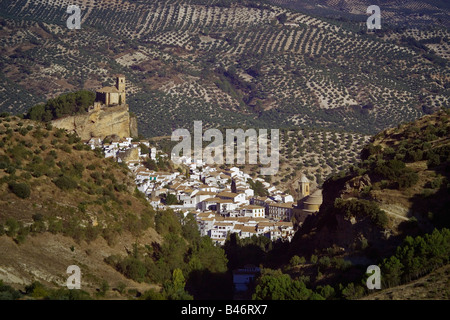 Oliveti e villaggio, Montefrio, Andalusia, Spagna Foto Stock