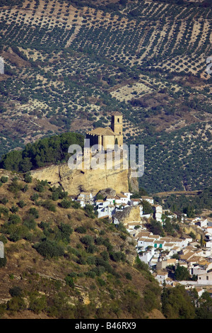 Oliveti e villaggio, Montefrio, Andalusia, Spagna Foto Stock