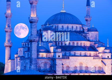 Turchia Istanbul sorgere della luna oltre la Moschea del Sultano Ahmed, Moschea blu Foto Stock