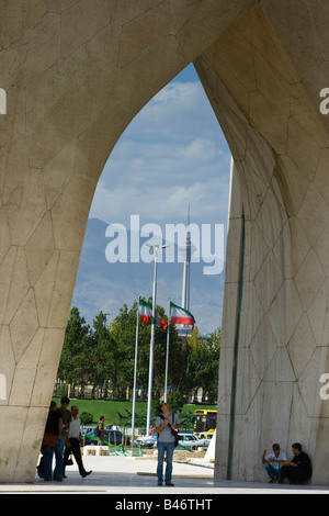 Burj e Milad dietro Azadi o il Monumento alla Libertà a Teheran in Iran Foto Stock