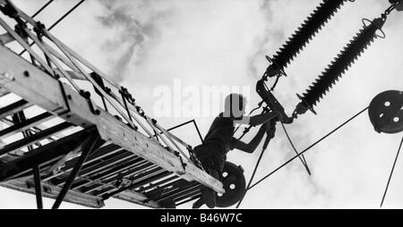 Energia elettrica, trasformatore Bad Lauchstaedt, costruzione, elettricista al lavoro, 27.7.1962, Foto Stock