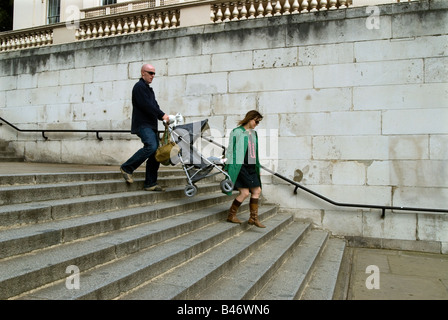 Il duca di York passi Londra Gran Bretagna Buggy famiglia negoziare aiutare baby problema risolvere tourist Foto Stock