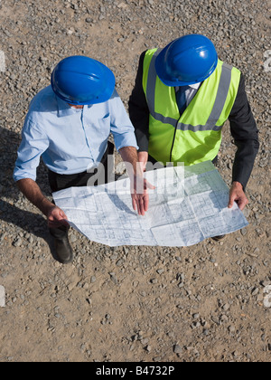 Gli uomini con il blueprint Foto Stock