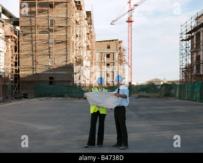 Architetti sul sito di costruzione Foto Stock