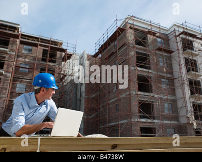 Tecnico sul sito di costruzione Foto Stock