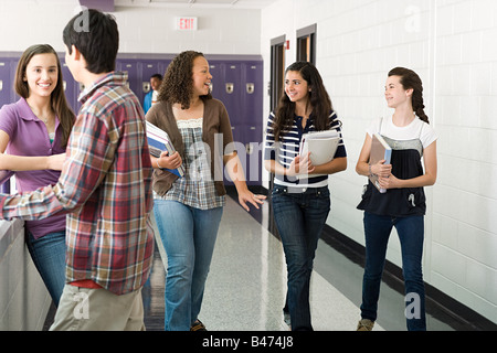 Gli studenti delle scuole superiori a piedi lungo un corridoio Foto Stock