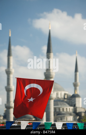 Bandiera turca alla moschea blu al ramadan Foto Stock
