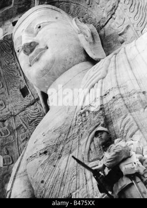 Geografia / viaggio, Cina, politica, guardia cinese di fronte ad una statua del Buddha, Grotte di Yungang, dopo l'occupazione della provincia di Shanxi da parte delle truppe di Mao Zedong, fine 1940s, Foto Stock