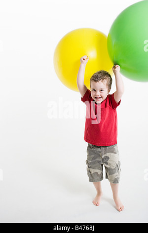 Un ragazzo giocando con palloncini Foto Stock
