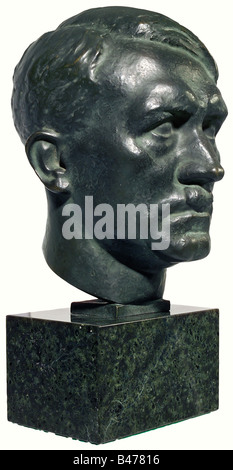 Rudolf Heß - una testa di bronzo di Adolf Hitler., una testa ben modellata con la firma dell'artista, 'H.M. Ley' sulla nuca, e la firma della caster 'WMF Geislingen-Stg.' sulla plinto. Su una base di marmo verde e figurato. Altezza 38 cm. In una vecchia custodia in legno con accessori in metallo, anche dai possedimenti della famiglia Heß. Hedwig Maria Ley, una scultrice tedesca, nacque a Soest nel 1888, studiò a Monaco e a Oberammergau e lavorò a Düsseldorf. Un oggetto storico molto interessante dei possedimenti di Rudolf Heß, nominato "il vice del Führer" il 21 , Foto Stock