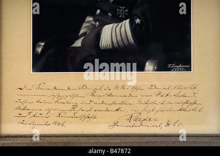 Grand Admiral Erich Raeder (1876-1960), una fotografia ufficiale di presentazione all'ammiraglio Conrad Albrecht, 1936. Grande formato studio foto, Raeder in uniforme come Generalmiral, inscritto in basso a destra 'F. Langhammer Lichtbildner Kassel'. In passepartout con una dedizione molto personale da Raeder: Al Comandante Ammiraglio della Stazione Navale del Mar Baltico, Ammiraglio Albrecht, mio stimato compagno soldato della BDA-unit, il cui fedele consiglio e meritevole collaborazione nelle posizioni più importanti devo molto, in cordiale gratitudine e fede, Foto Stock