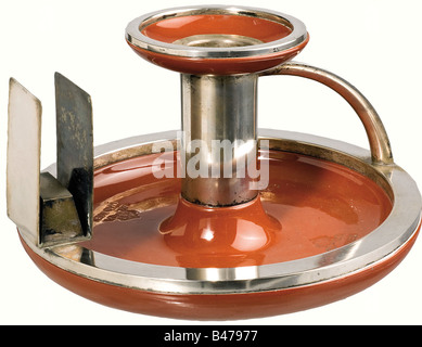 Posacenere, della fabbrica imperiale di maiolica Cadinen. Vetro marrone rosso, montato in argento con diversi segni. Grande posacenere con supporto laterale. Manico in argento. Candela bastone in mezzo con un drippan. "Cadinen" sotto la corona imperiale è iscritto quattro volte nel posacenere. Premere Mark sulla parte inferiore. Altezza 15 cm. Diametro 29 cm. Storico, storico, 19th secolo, Prussia, Prussia, tedesco, Germania, militaria, militare, oggetto, oggetti, alambicchi, clippings, cut-out, cut-out, cut-out, belle arti, arte, oggetto d'arte, oggetti d'arte, artful, , Foto Stock