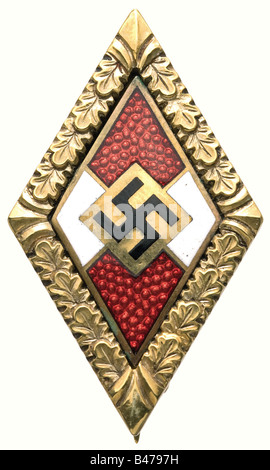 Hanna Reitsch - un distintivo d'Onore d'oro della Gioventù Hitler con Oakleaves., (OEK 3767). Oro e smalto, lucido inverso, segno di finezza '585'. Ago sottile, cerniera arrotondata. 35 x 20 mm, 9 g. Non danneggiato, in condizioni eccellenti. Incluso è una lettera di Natale tipizzata del 10 dicembre 1972 (destinatario obliterato) con la frase scritta a mano 'Con i pensieri sinceri di voi, Hanna Reitsch', sul retro una foto stampata di Hanna Reitsch di fronte ad un aliante, sotto un estratto dal suo libro 'Fliegen - mein Leben' (Flying is My Life): Coloro che hanno incontrato Dio devono essere vicini a , Foto Stock